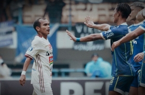 Riko Simanjuntak (kiri)