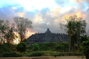 Borobudur adalah sebuah candi Buddha yang terletak di Borobudur, Magelang, Jawa Tengah, Indonesia
